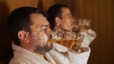 男人在洗澡、桑拿、喝啤酒时放松